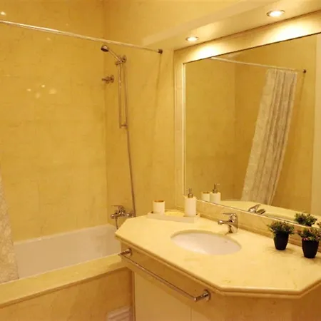 Splendid 5 Bedroom In Апартаменты Лиссабон